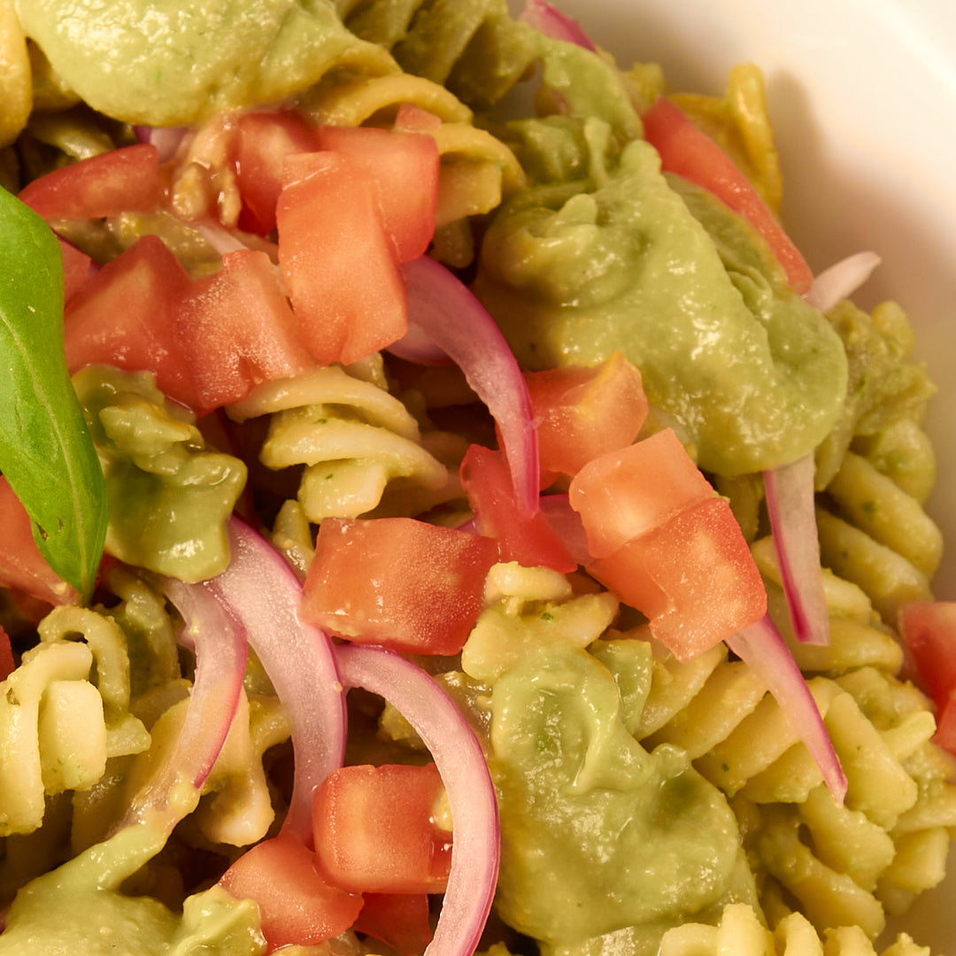 Ensalada de fusilli con pesto de aguacate - ensupuntoadomicilio