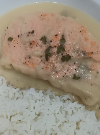 Salmón en salsa de cebolla con arroz jazmín - ensupuntoadomicilio