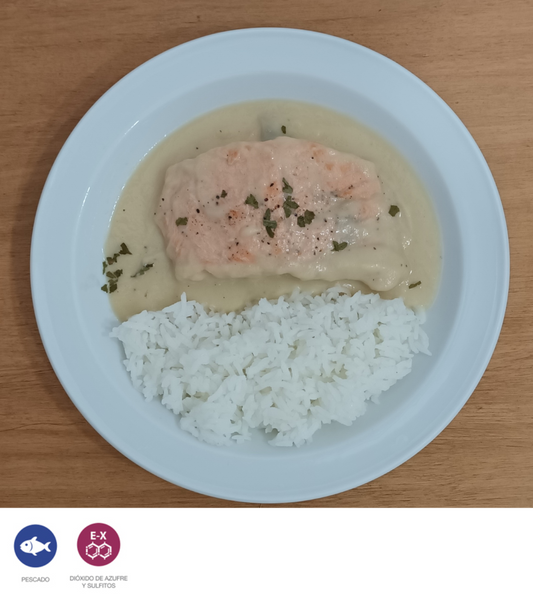 Salmón en salsa de cebolla con arroz jazmín - ensupuntoadomicilio