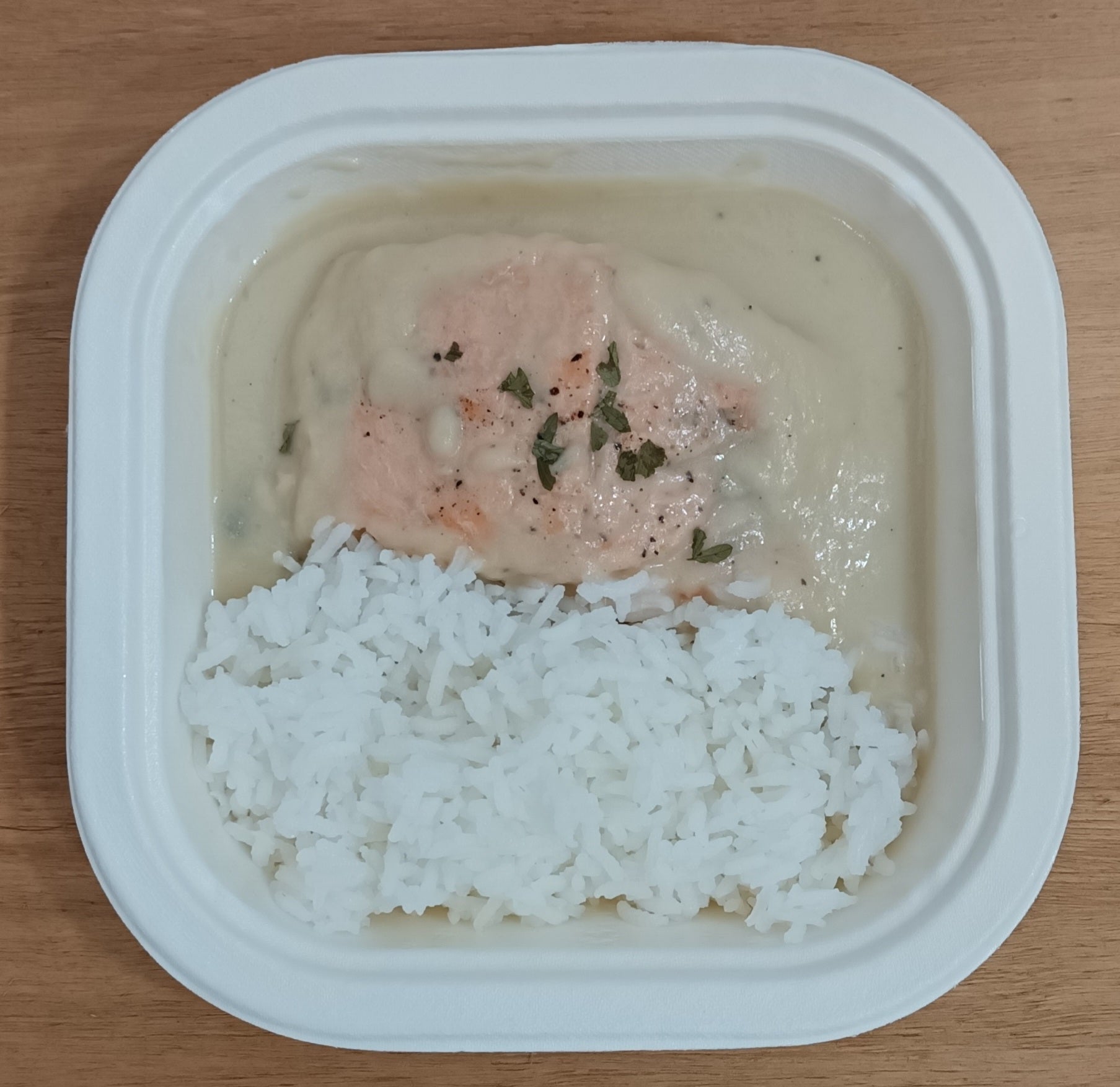 Salmón en salsa de cebolla con arroz jazmín - ensupuntoadomicilio