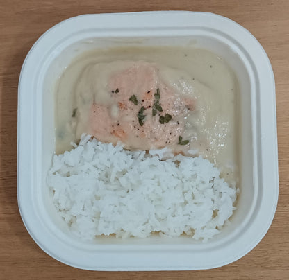 Salmón en salsa de cebolla con arroz jazmín - ensupuntoadomicilio