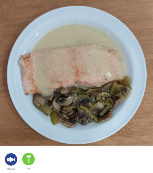 Salmón en salsa de lima con verduras