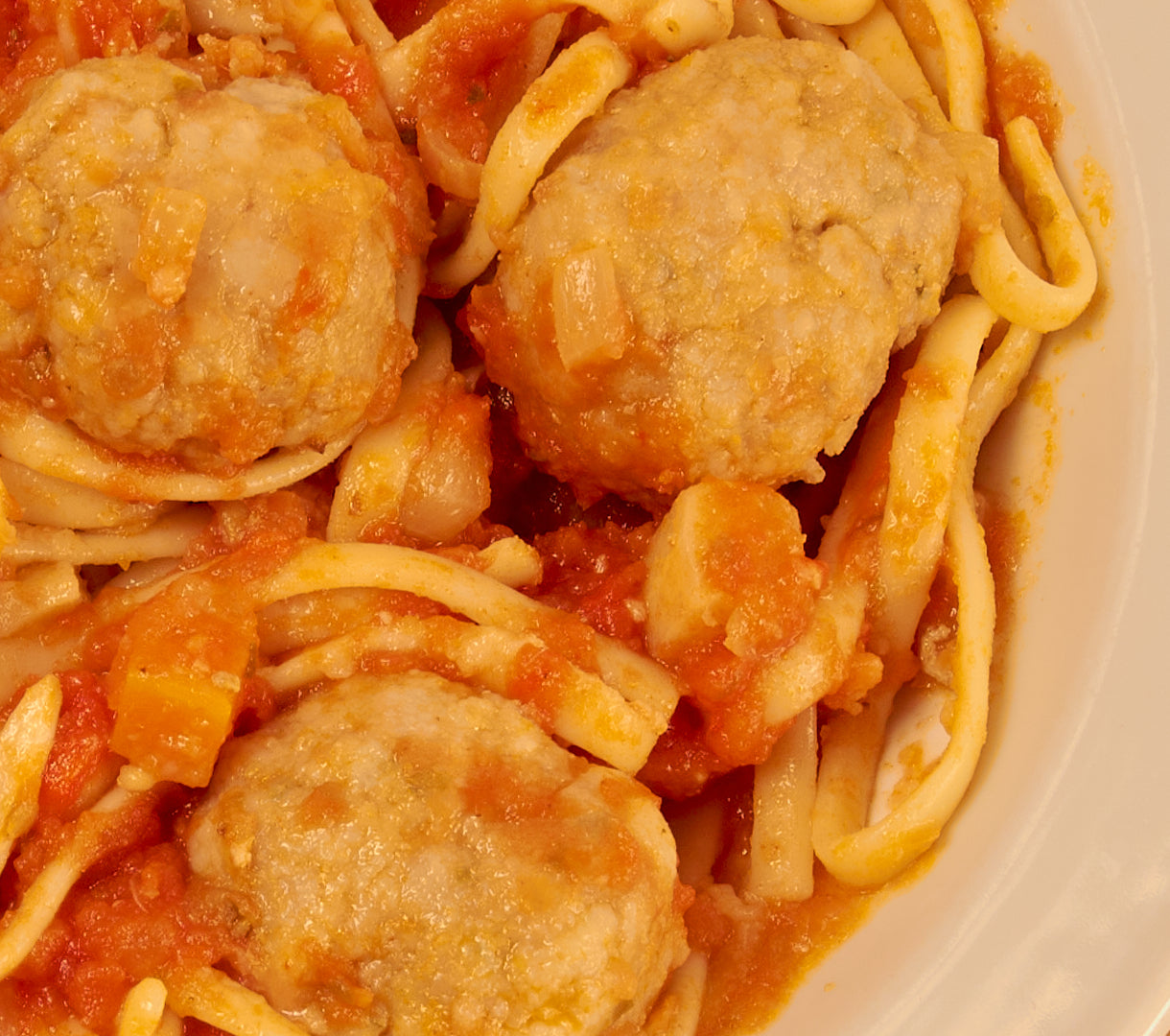 Tallarines con albóndigas de ternera - ensupuntoadomicilio